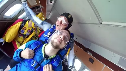 Парашютист снимает как он трахается с телкой во время прижка с парашютом на kingplayclub.ru