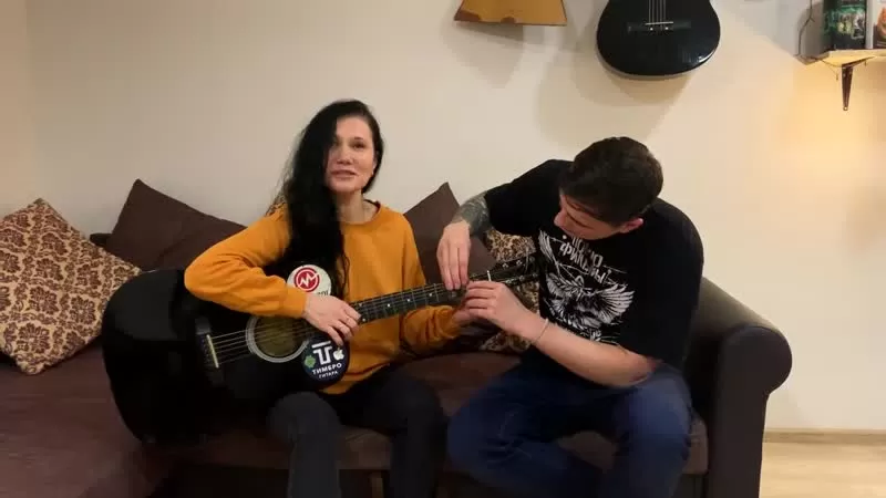 Парень учил русскую деваху играть на гитаре, а потом трахнул ее в волосатую пизду на диване