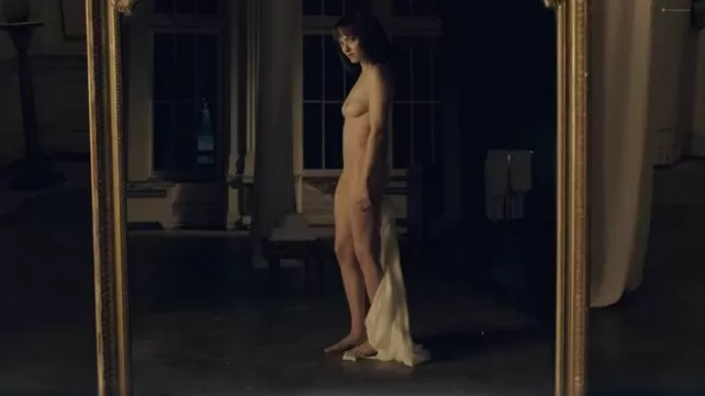 Андреа Богарт секси, Аманда Свистен голая - Последняя гонка (2004)