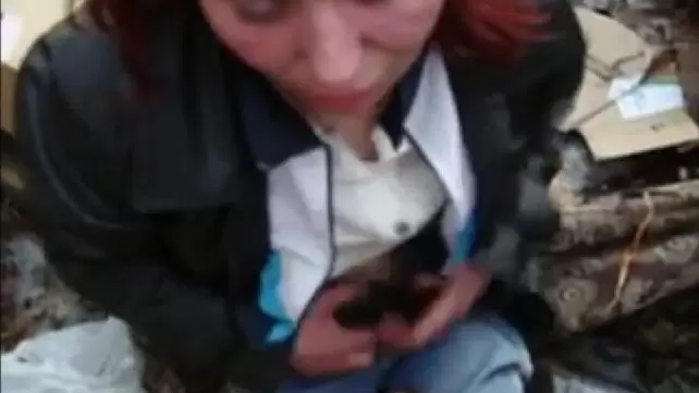 Пьяная бомжиха наполняет рот спермой после отсоса на улице