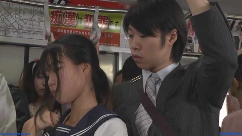 Зрелая японка сосет хуй незнакомого пассажира в полном вагоне метро