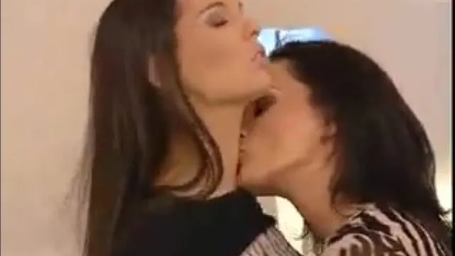 Порно видео целующиеся взасос лесбиянки, страстные поцелуи перед сексом, телки целуются