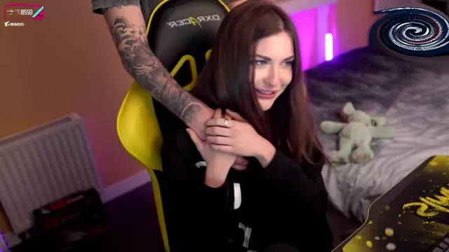 Twitch Girls СИМПЛ И АРИНЯН НЕ ЗАНИМАЮТСЯ ЭТИМ ДО СВАДЬБЫ  