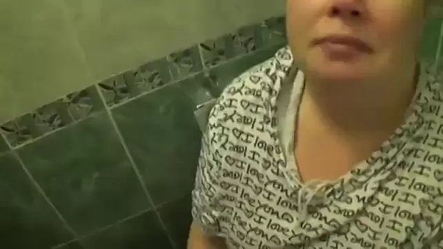 В туалете пацан ебет зрелую женщину в мокрую пизду