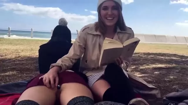 Девка на пляже с анальной пробкой в жопе