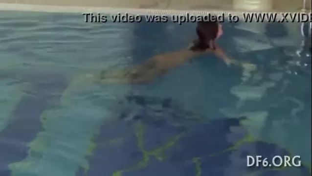 телки купаются голые в бассейне видео
