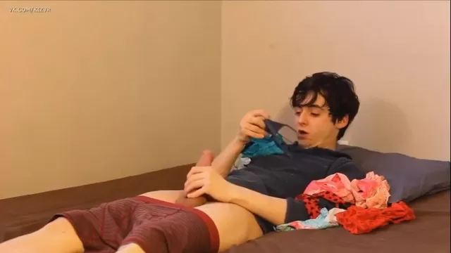Порно видео Парень нюхает между ног. Смотреть Парень нюхает между ног онлайн
